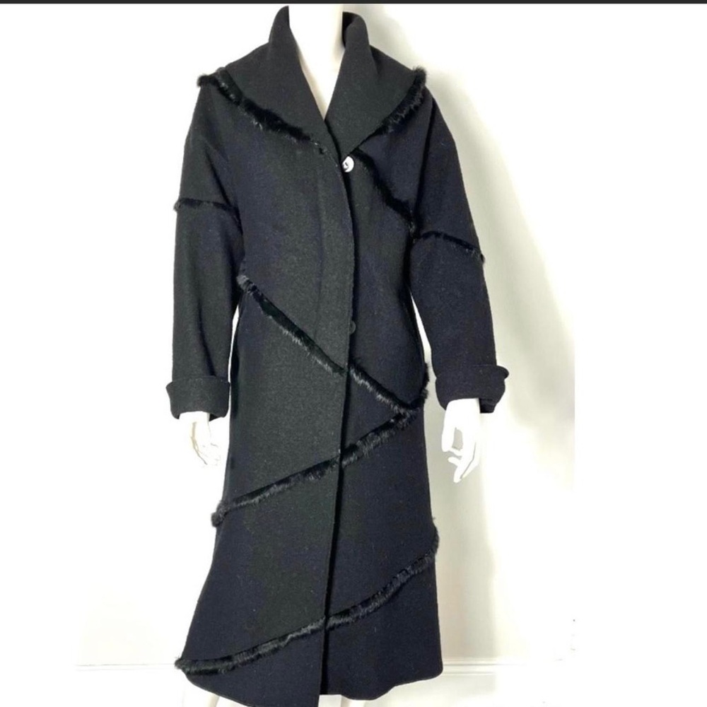Avanr Garde Women's Designer Dramatic Wool and Rabbit Trimmed Coat